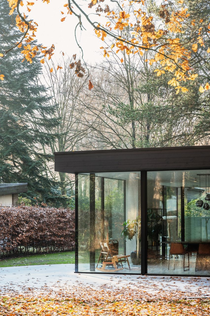 One-storey home with glazed facade in a forest