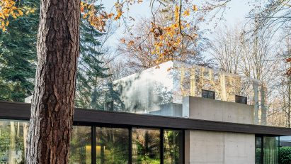 Mirror-clad villa in forest outside Antwerp