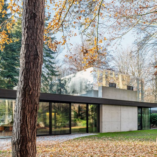 Mirror-clad villa in forest outside Antwerp