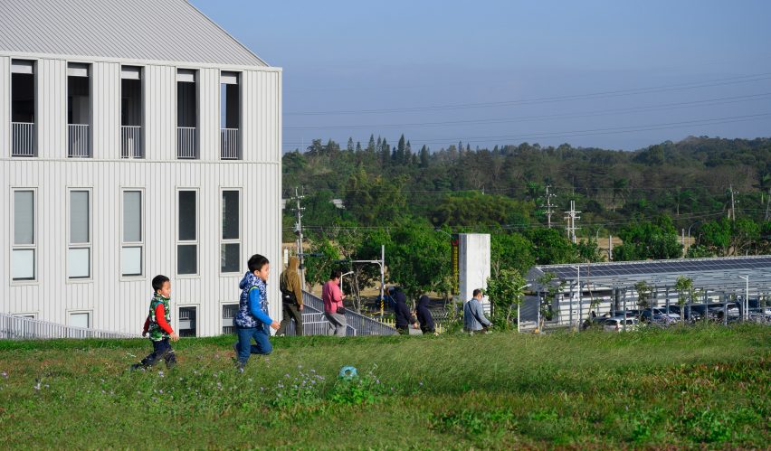 Children playing on the undulating green roof of the Tainan food market by MVRDV