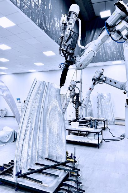 Robotic 3D-printing arm printing clear plastic