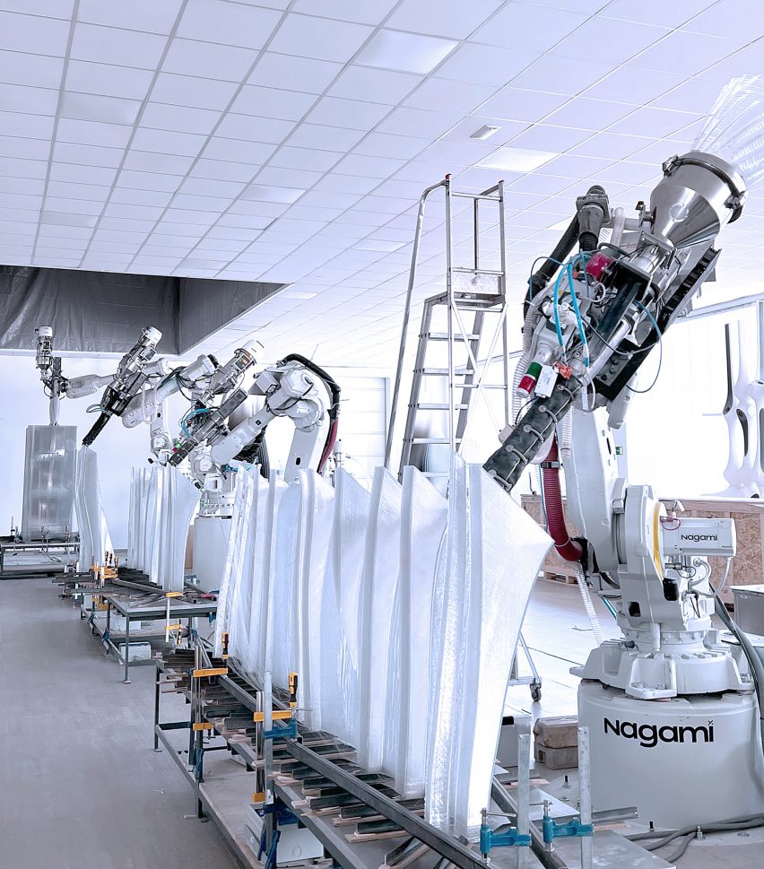 Robotic 3D-printing arm printing clear plastic