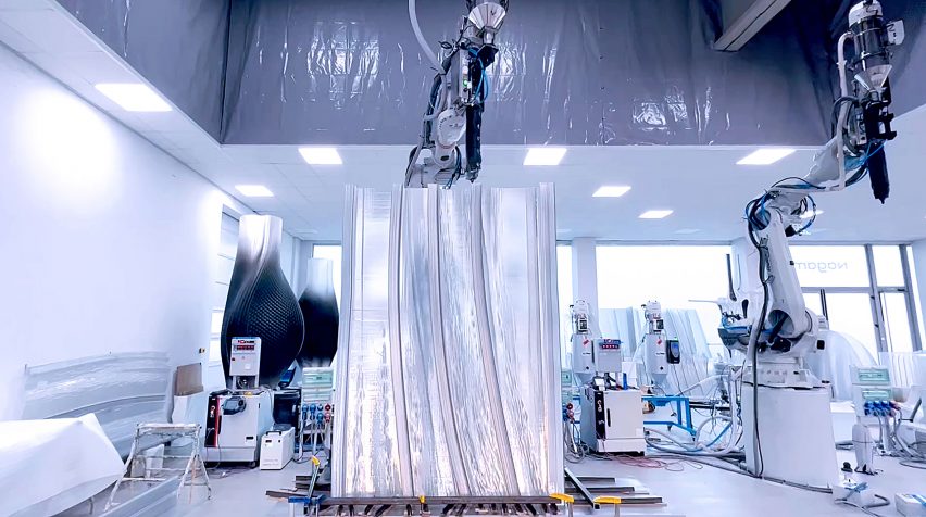 Robotic 3D-printing arm printing clear plastic