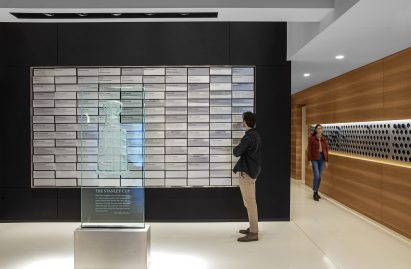 Free-standing glass pane with etching of the Stanley Cup