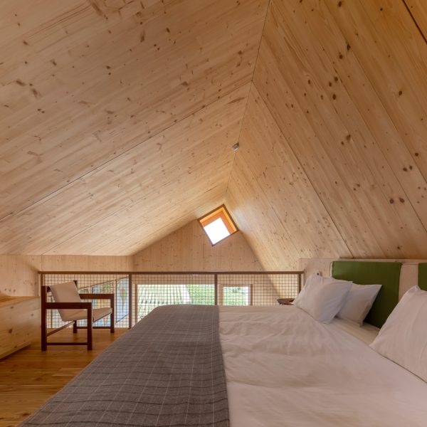 Bedroom in Quinta da Faísca apartments by Carlos Castanheira