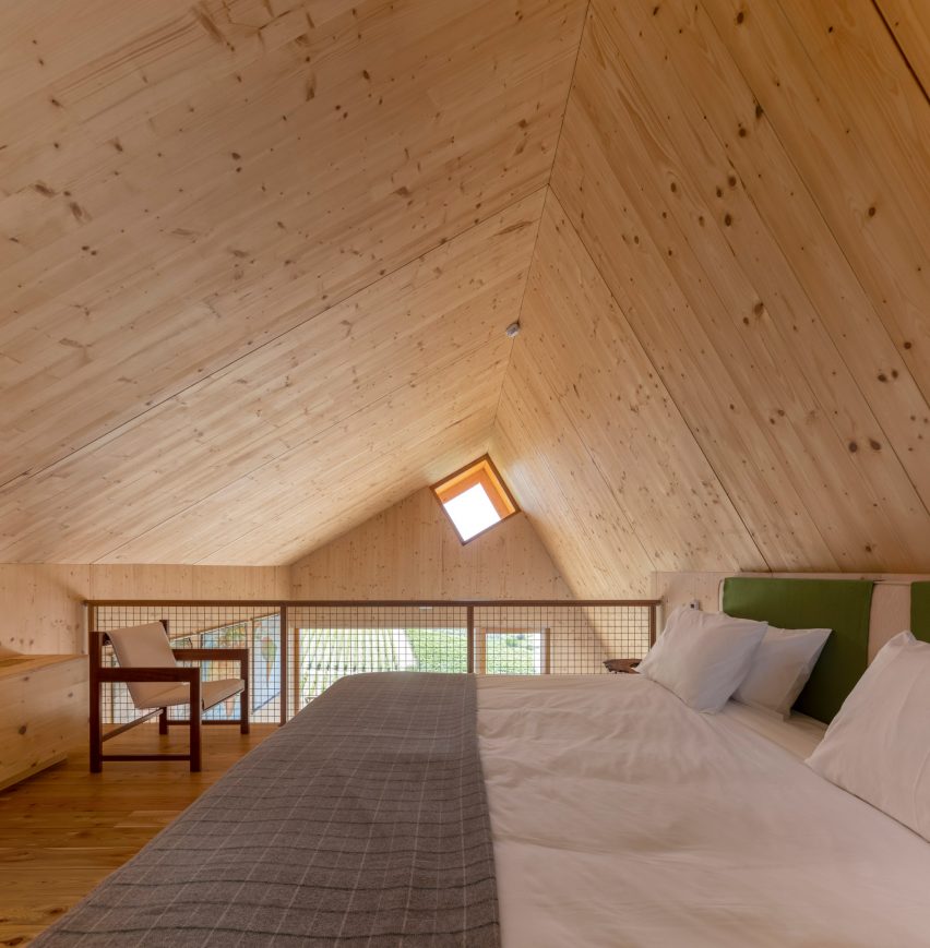 Bedroom in Quinta da Faísca apartments by Carlos Castanheira