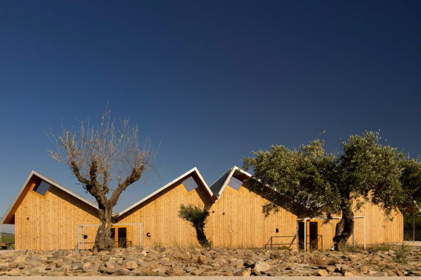 Quinta da Faísca apartments by Carlos Castanheira