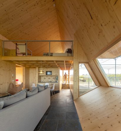 Lounge and kitchenette in Quinta da Faísca apartments by Carlos Castanheira