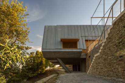 Side view of Quinta da Faísca apartments by Carlos Castanheira
