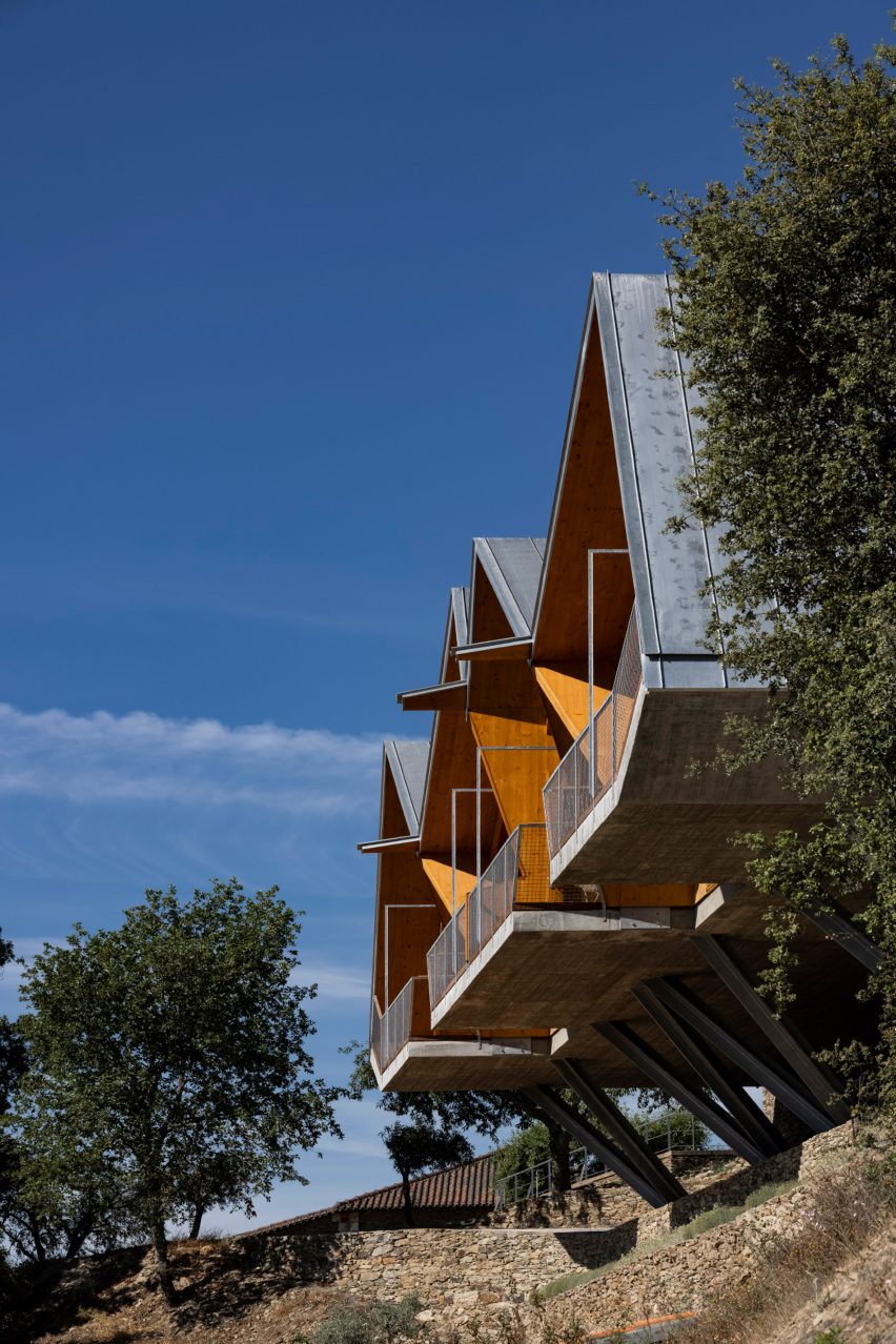 Quinta da Faísca apartments by Carlos Castanheira