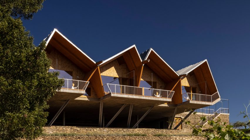 Projecting facade of Quinta da Faísca apartments by Carlos Castanheira