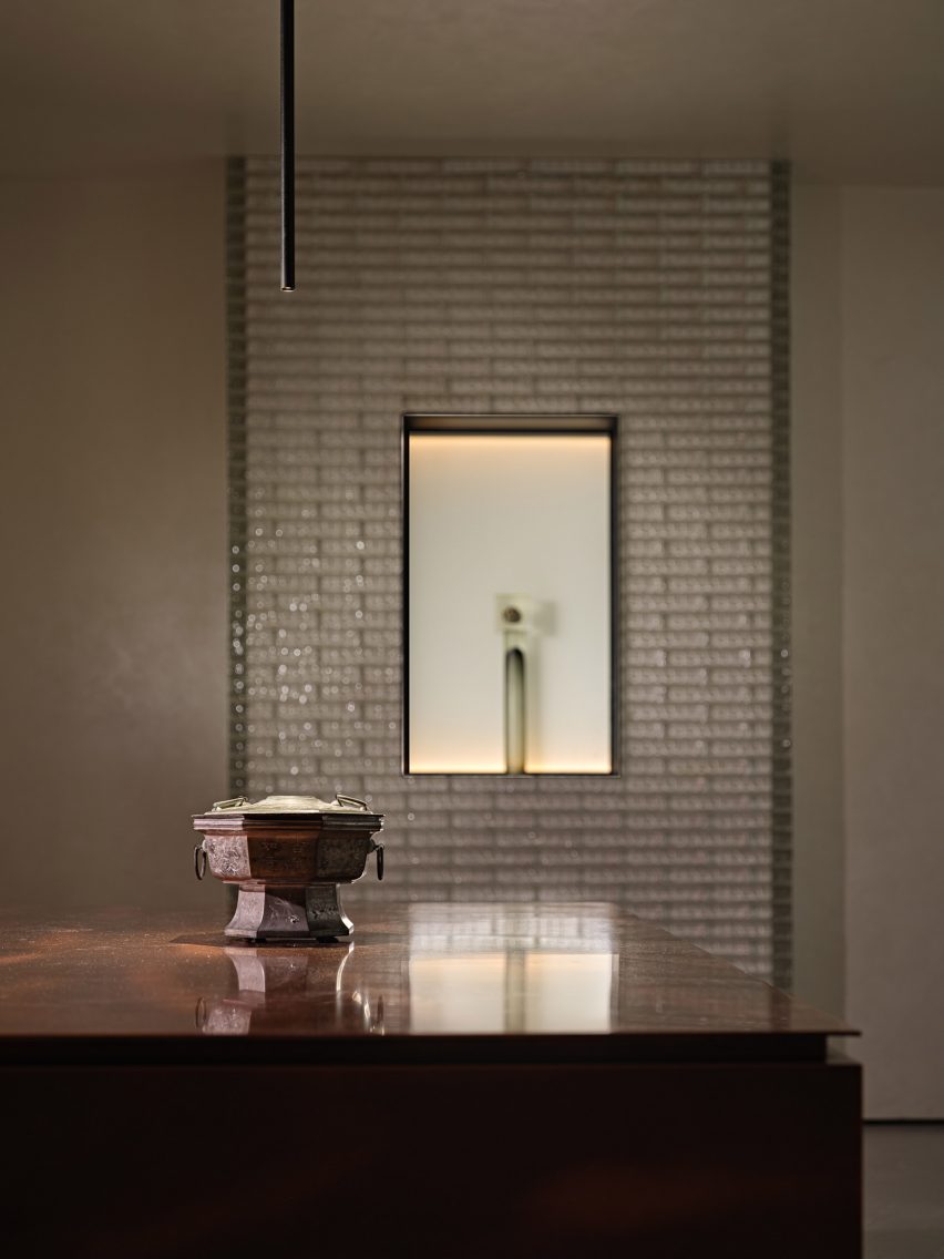 Glass-brick niche in the Gud restaurant by Studio8