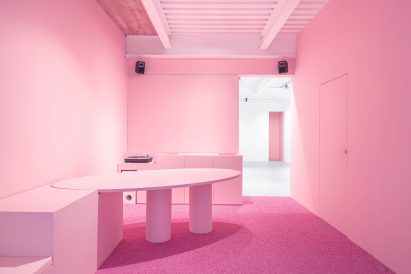 Superzoom gallery in Paris with all-pink interiors