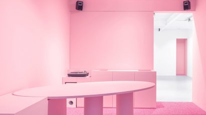 Superzoom gallery in Paris featuring all-pink interiors
