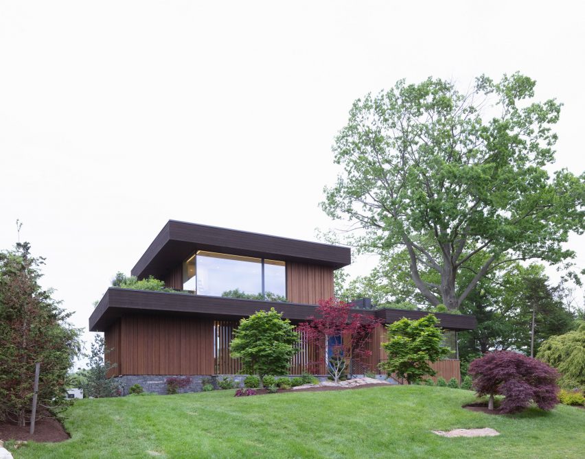 Exterior of the timber-clad lake house in Connecticut by Worrell Yeung