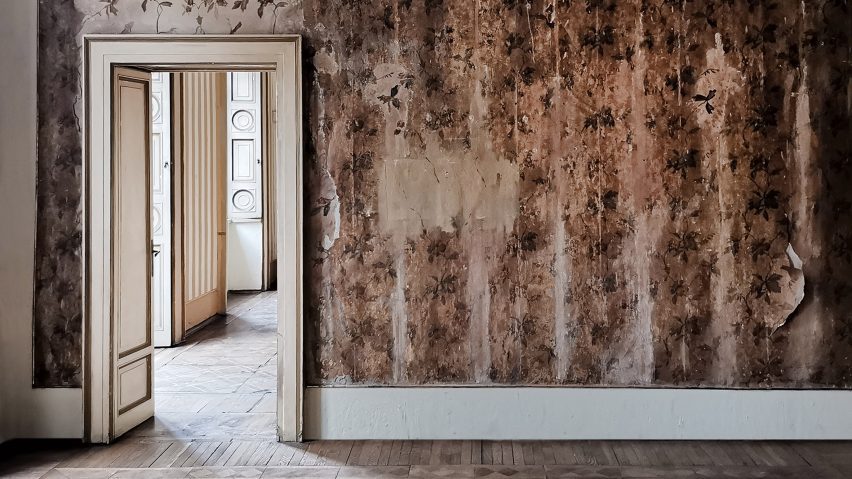 Photo of a wall and a doorway in an apartment