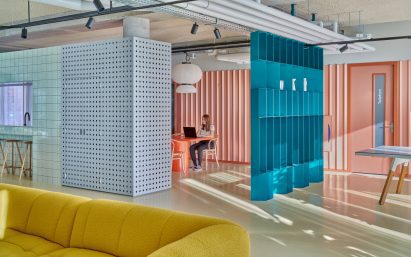 Colourful multifunctional living space in Amsterdam