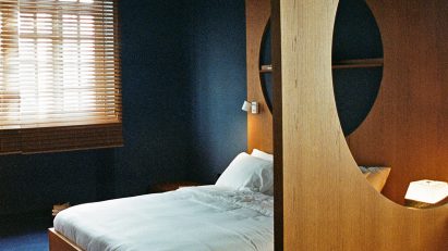 The interior of a bedroom in Blueberry Nights