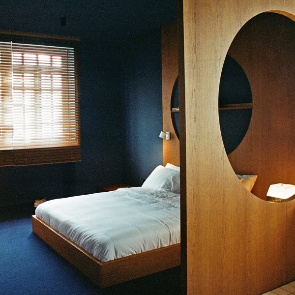 The interior of a bedroom in Blueberry Nights