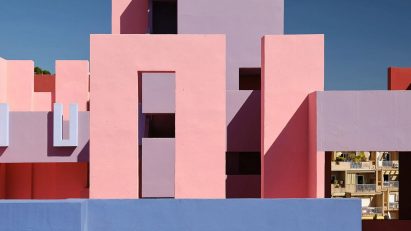 Two children playing on Muralla Roja roof