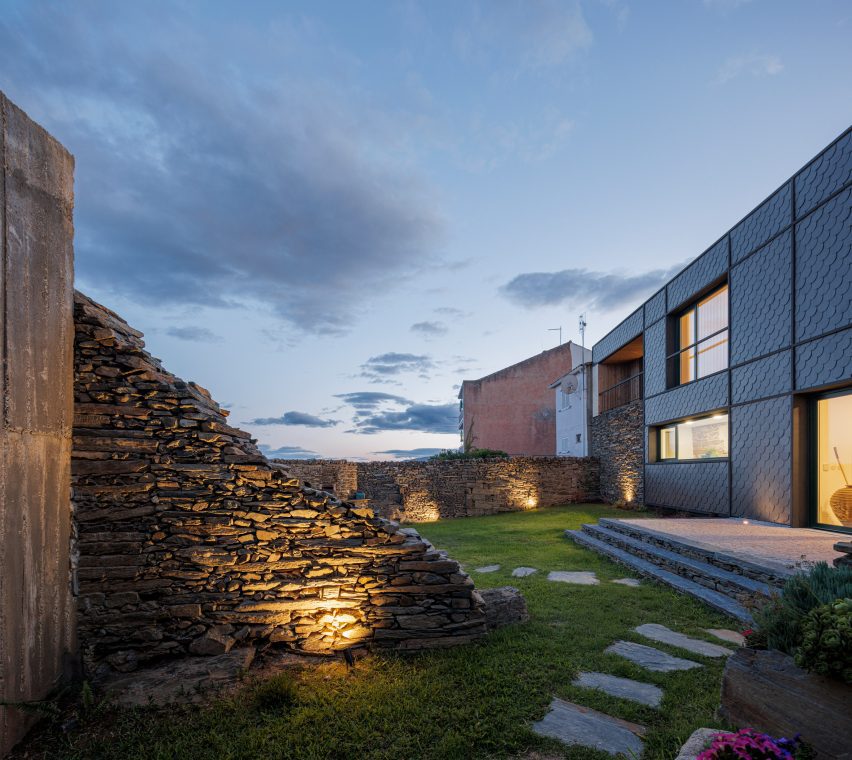 Casa Caldeira by Filipe Pina