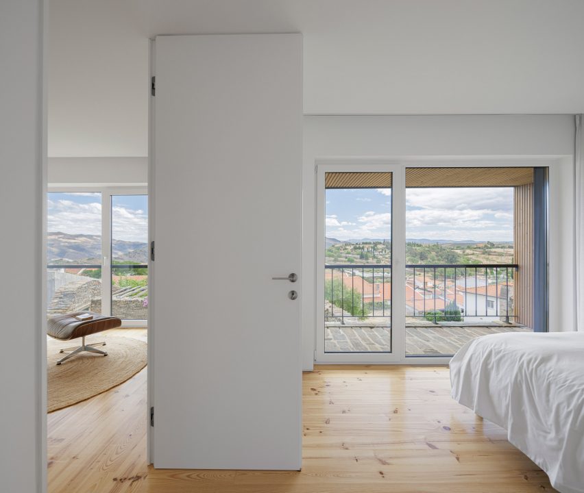 Casa Caldeira by Filipe Pina