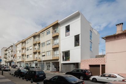 Casa Vertical was designed by Tsou Arquitectos