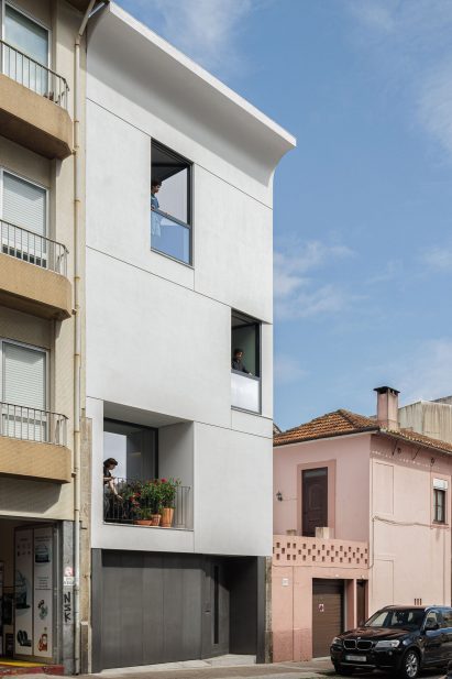 Facade pf Casa Vertical in Portugal