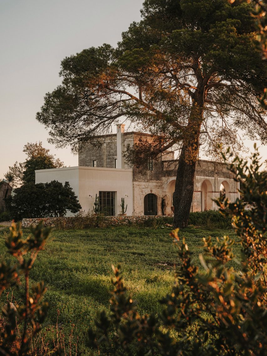 Exterior of Casolare Scarani in Puglia by Studio Andrew Trotter