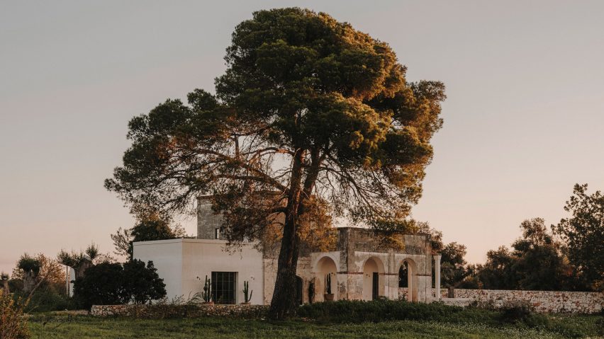 Exterior of Casolare Scarani in Puglia by Studio Andrew Trotter