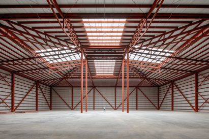 Voluminous space with exposed structural elements
