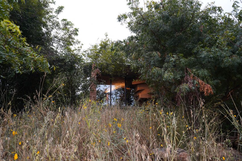 Exterior of Chuzhi house in India by Wallmakers