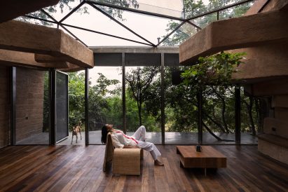 Living room with gloor-to-ceiling glazing and a glass roof