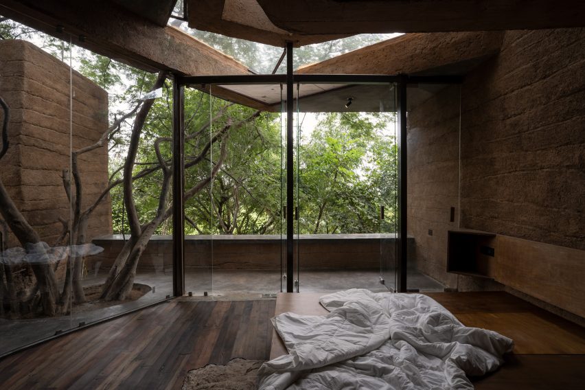Interior of Chuzhi house in India by Wallmakers