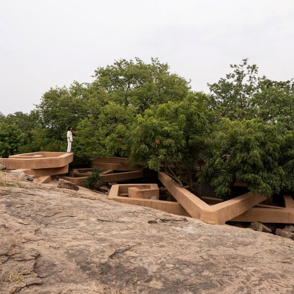 Exterior of Chuzhi house in India by Wallmakers