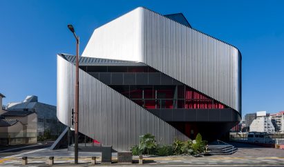Clouds AO wraps Japanese cultural hub in sweeping steel panels