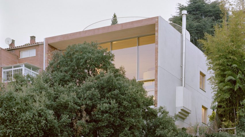 Exterior of Casa Dosmurs by Mesura