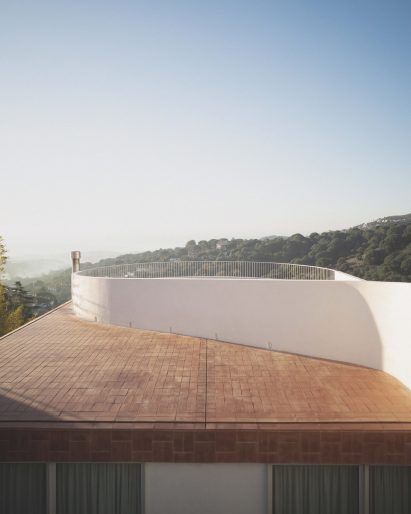 Casa Dosmurs' flat roof in Alella, Spain by Mesura