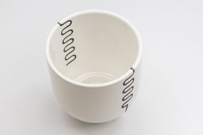 Moisture-sensing plant pot
