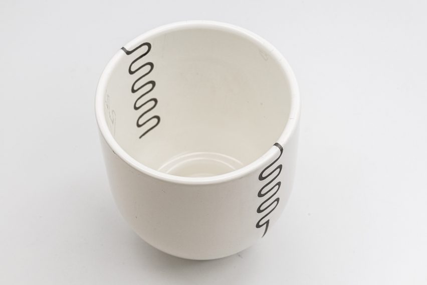 Moisture-sensing plant pot