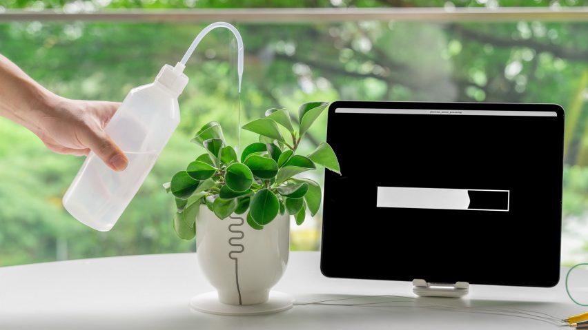 Moisture-sensing ceramic flower pot by Clement Zheng