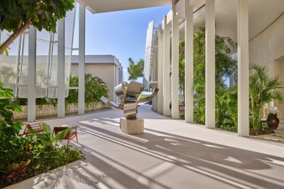 Metallic sculpture with white collumns