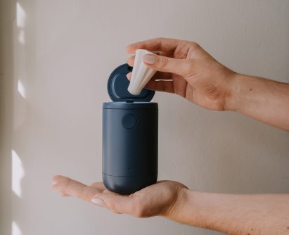 Chargeable carry case for smart menstrual cup