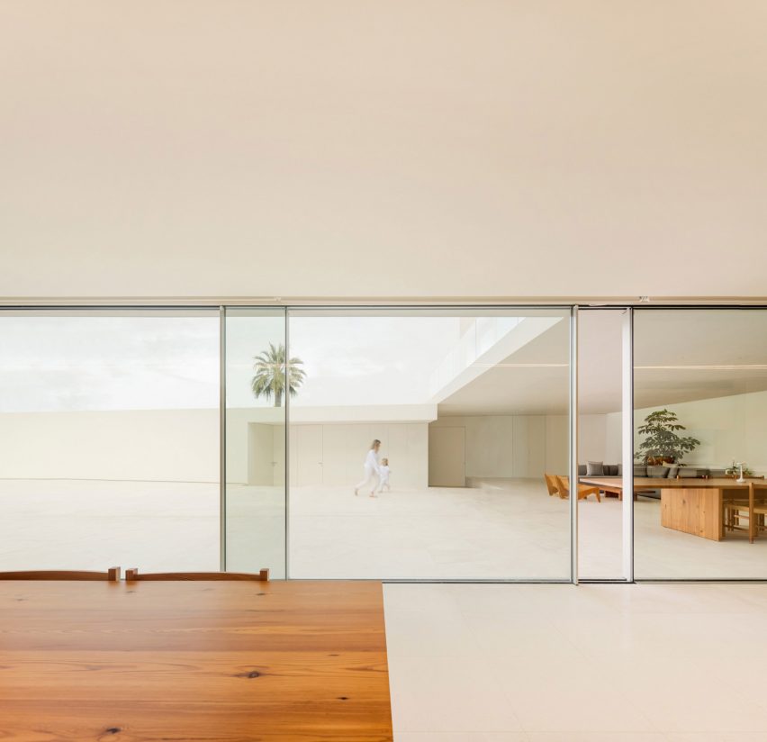 The Empty House by Fran Silvestre Arquitectos