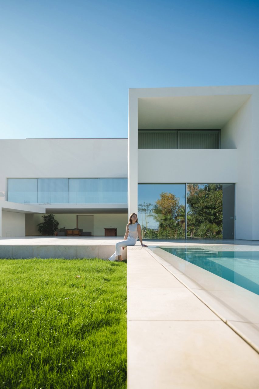 The Empty House by Fran Silvestre Arquitectos