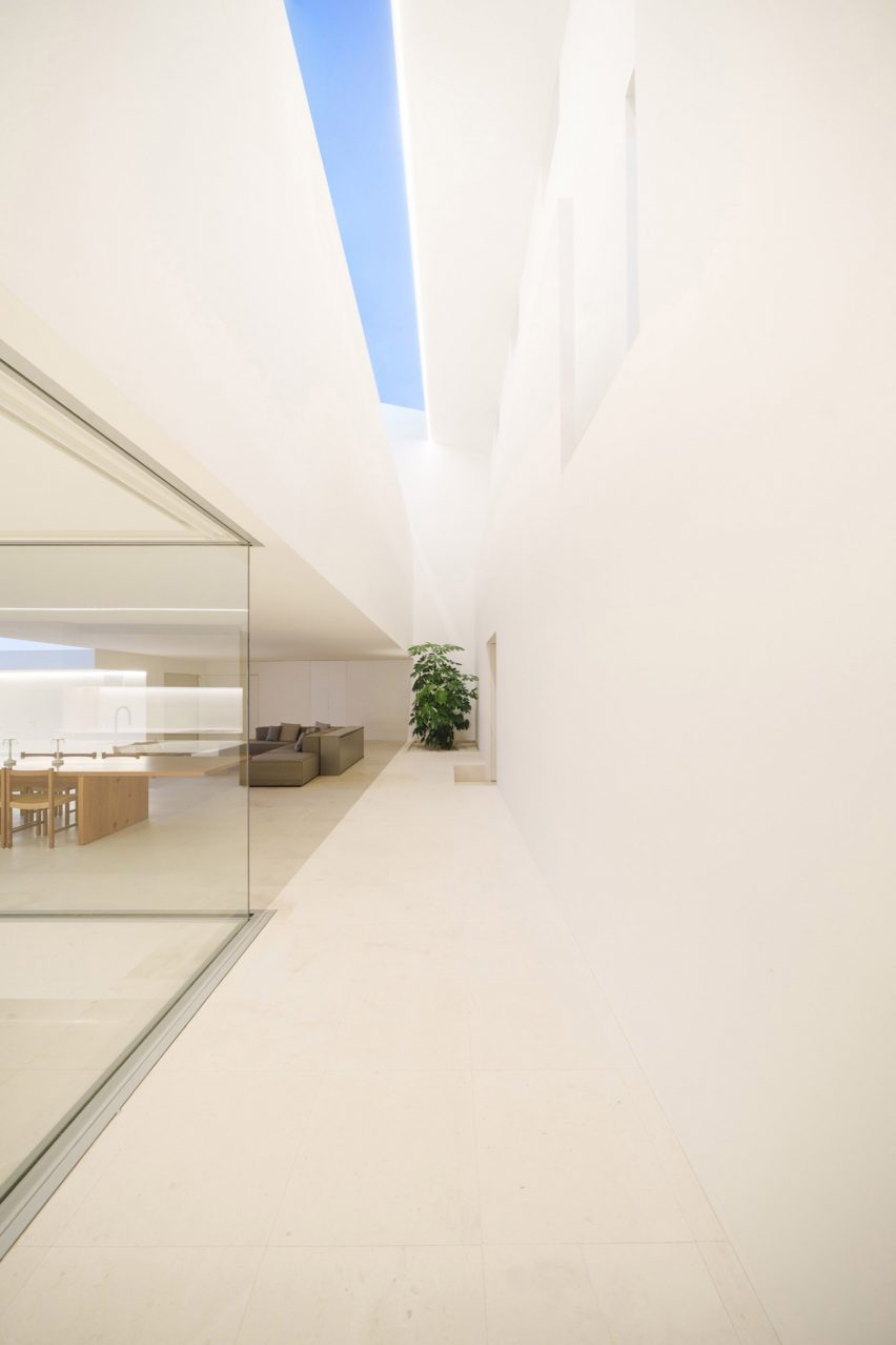 The Empty House by Fran Silvestre Arquitectos