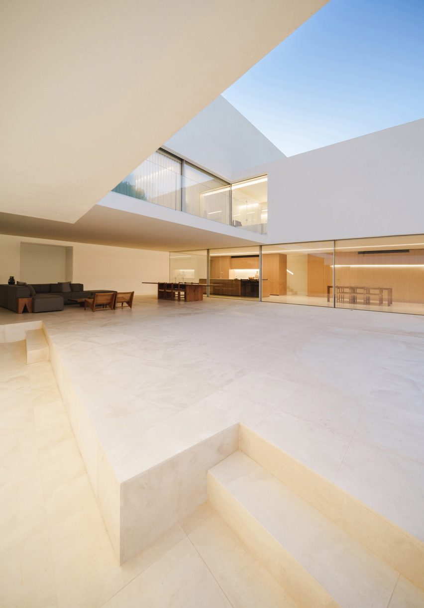 The Empty House by Fran Silvestre Arquitectos