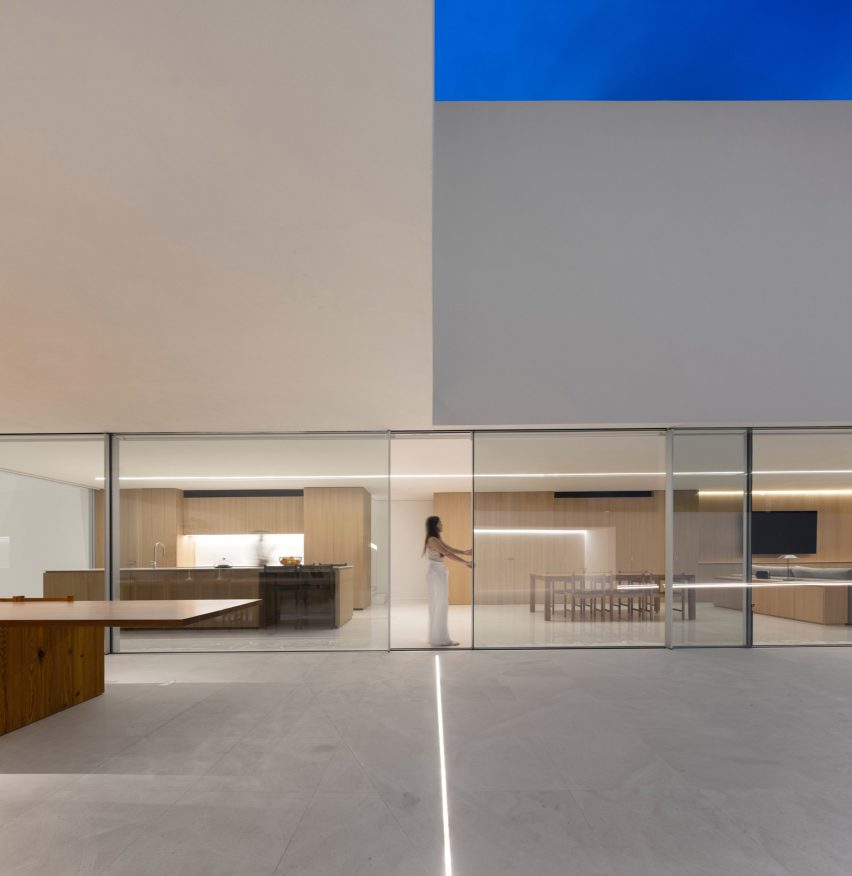 The Empty House by Fran Silvestre Arquitectos