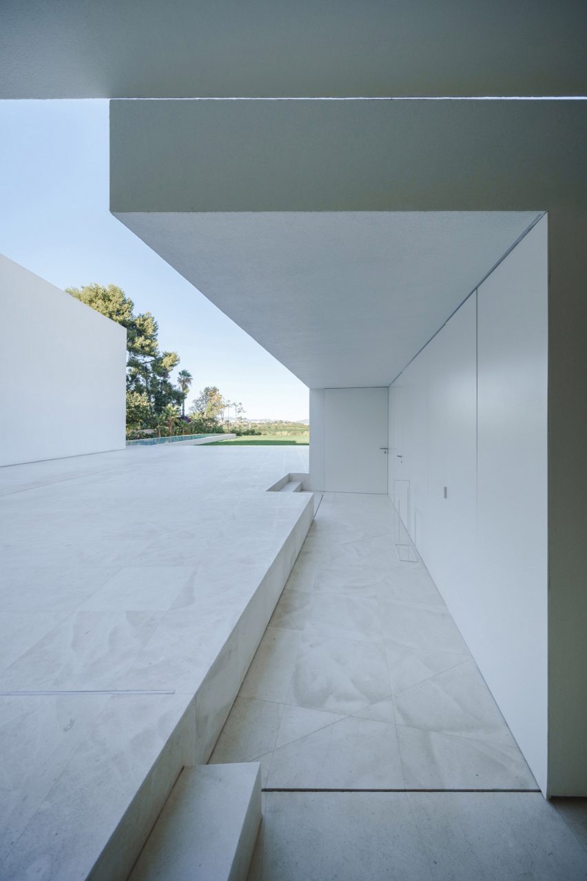 The Empty House by Fran Silvestre Arquitectos
