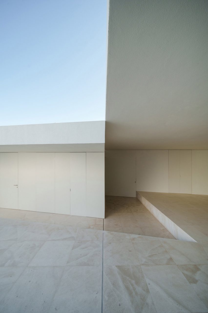The Empty House by Fran Silvestre Arquitectos